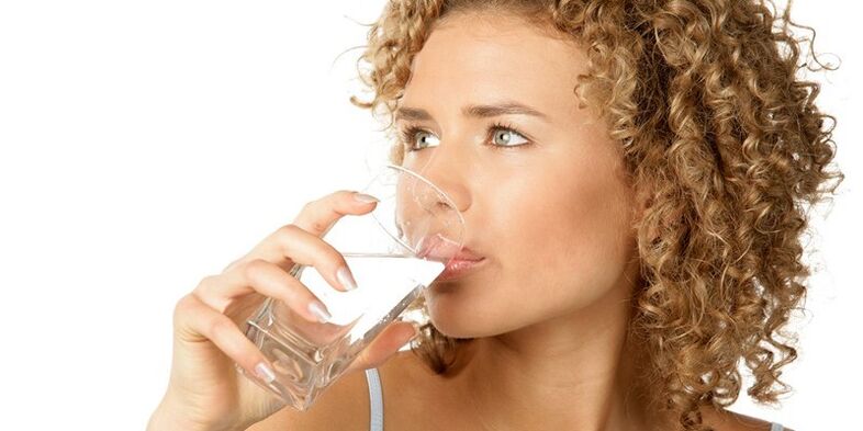 Ivó diéta esetén 1, 5 liter tisztított vizet kell fogyasztania, egyéb folyadékok mellett