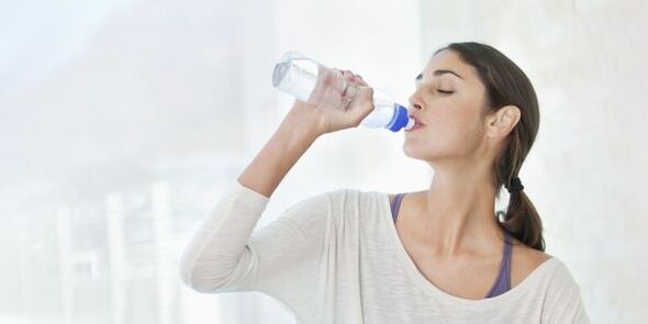 A gyors fogyás érdekében naponta legalább 2 liter vizet kell inni. 